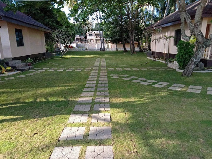 Siquijor Cabin: Garden between cabins
